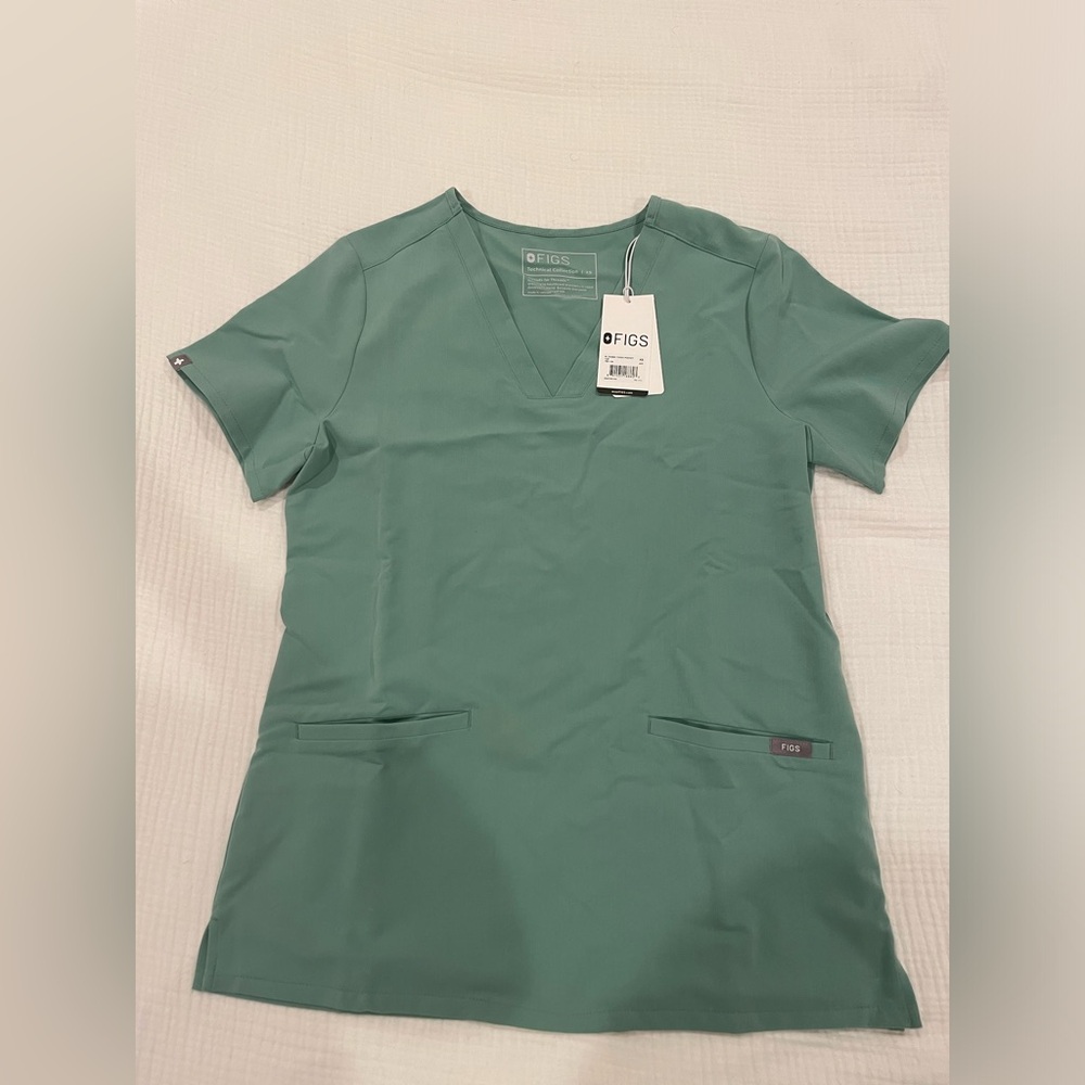 Figs Jade Casma 3 pocket scrub top NWT